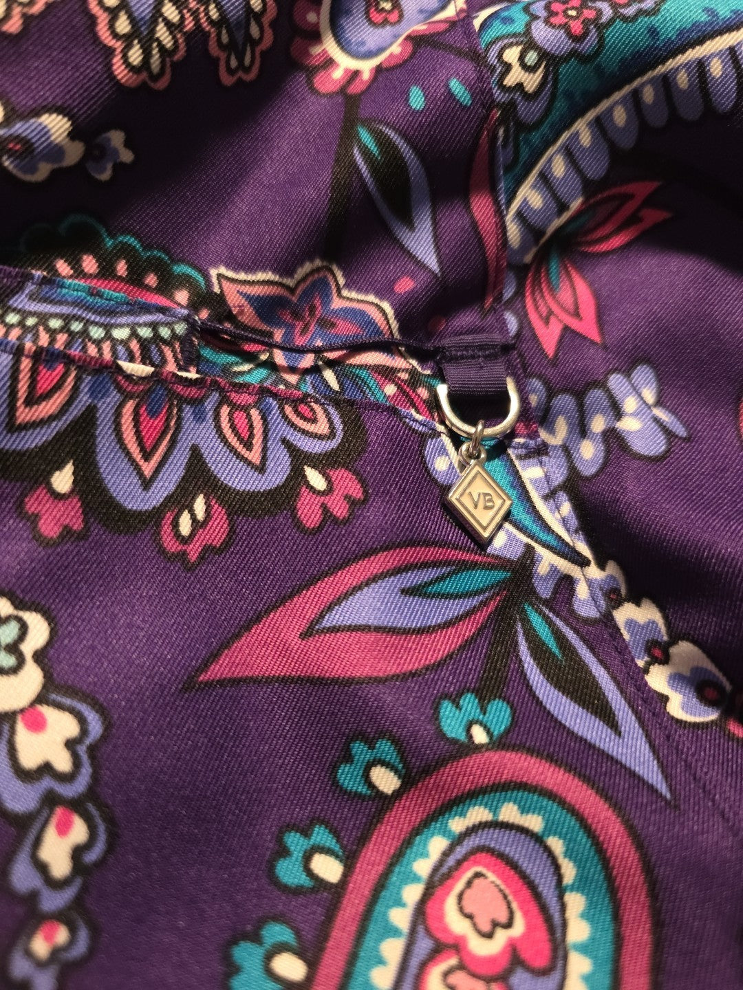 Vera Bradley Halo V6117 MAK  Makani Paisley Blackberry V-Neck Print Scrub Top XL4