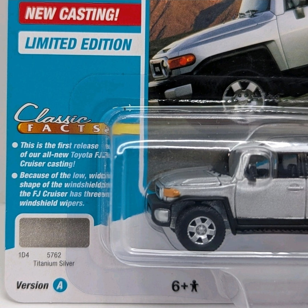 Johnny Lightning 2007 Toyota FJ Cruiser 1:64 Release 3A Titanium Silver2