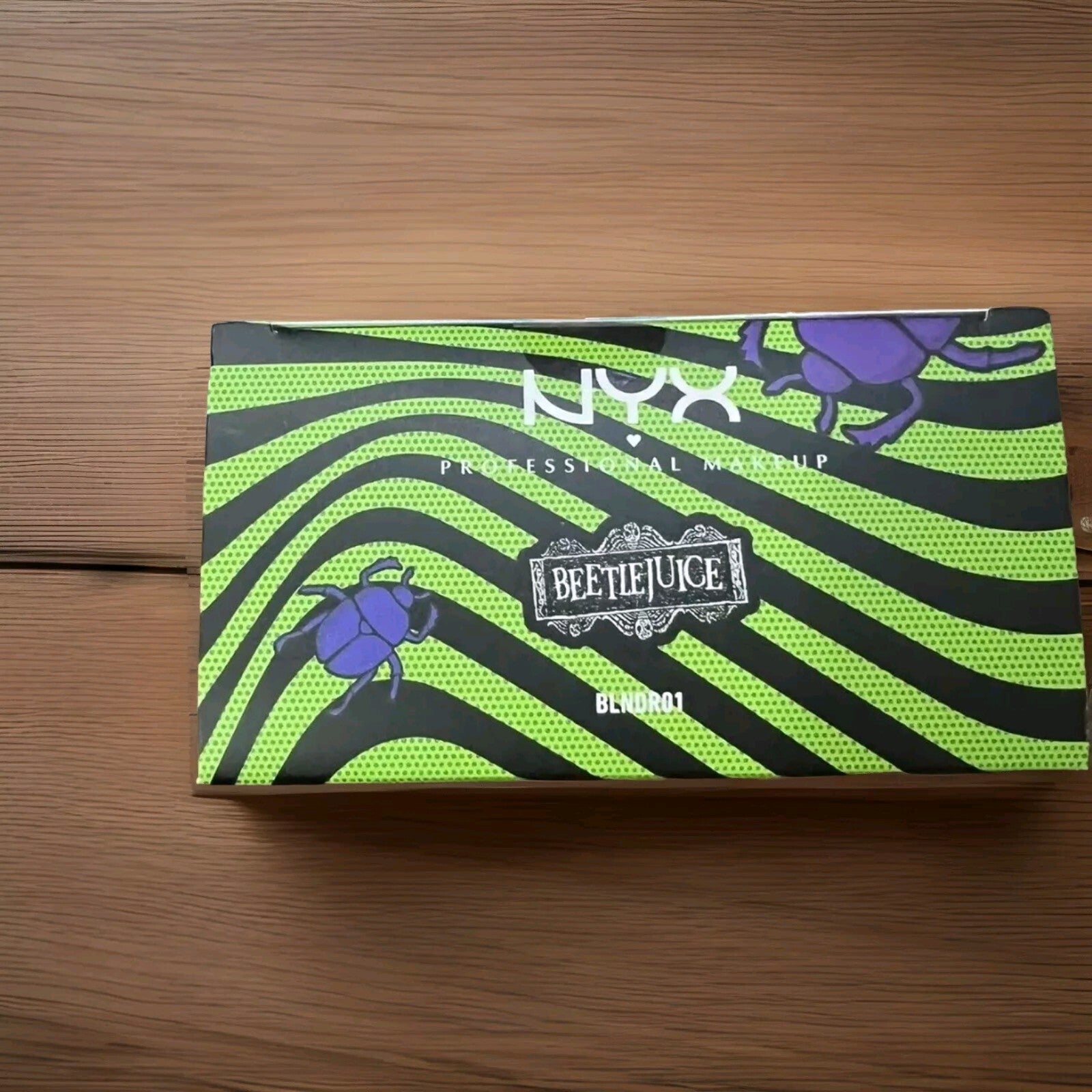 NYX BEETLEJUICE BEETLEJUICE SHRINKER MAKEUP SPONGE & TRAVEL CASE BOB1