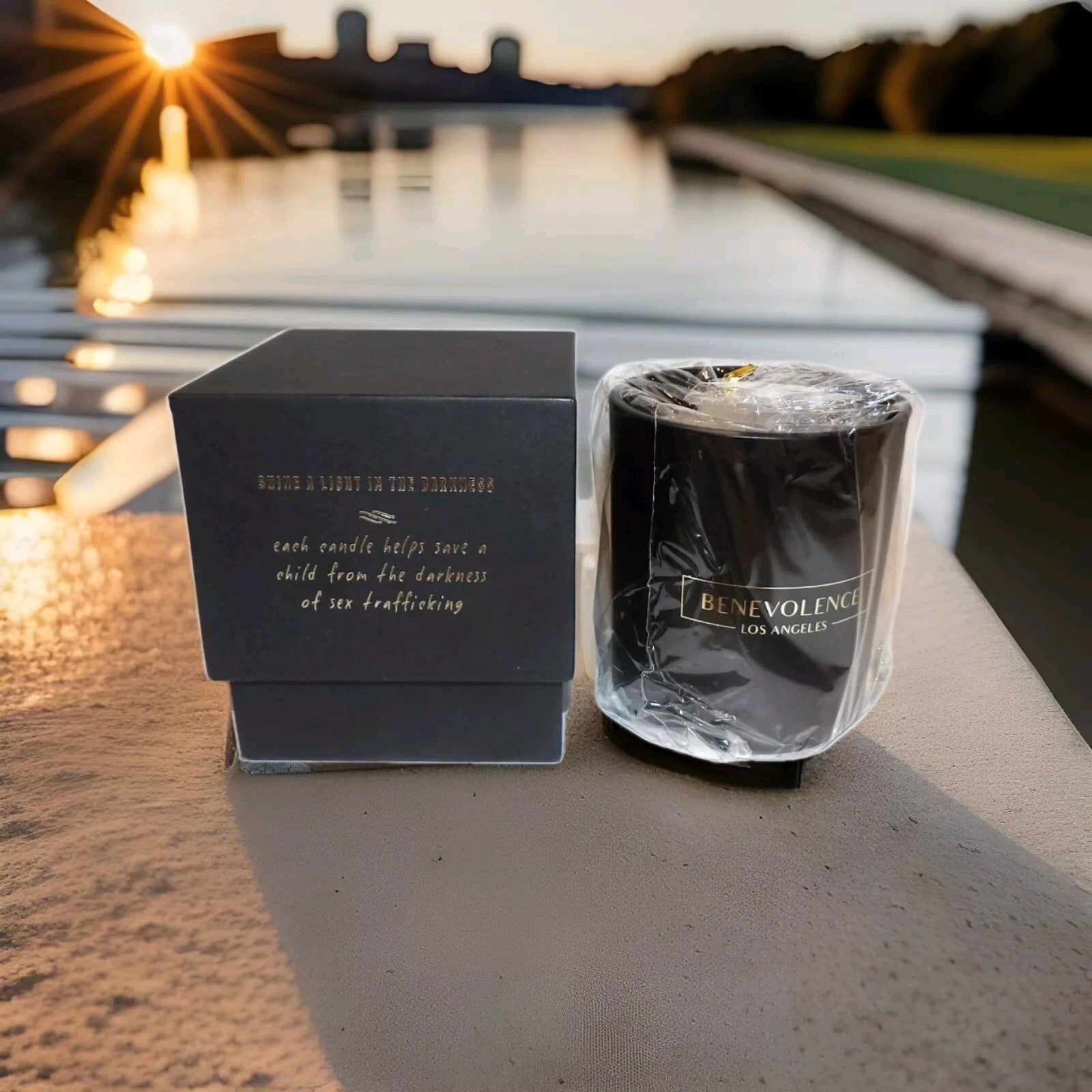 Benevolence LA Rose & Sandalwood Black Scented Candle3